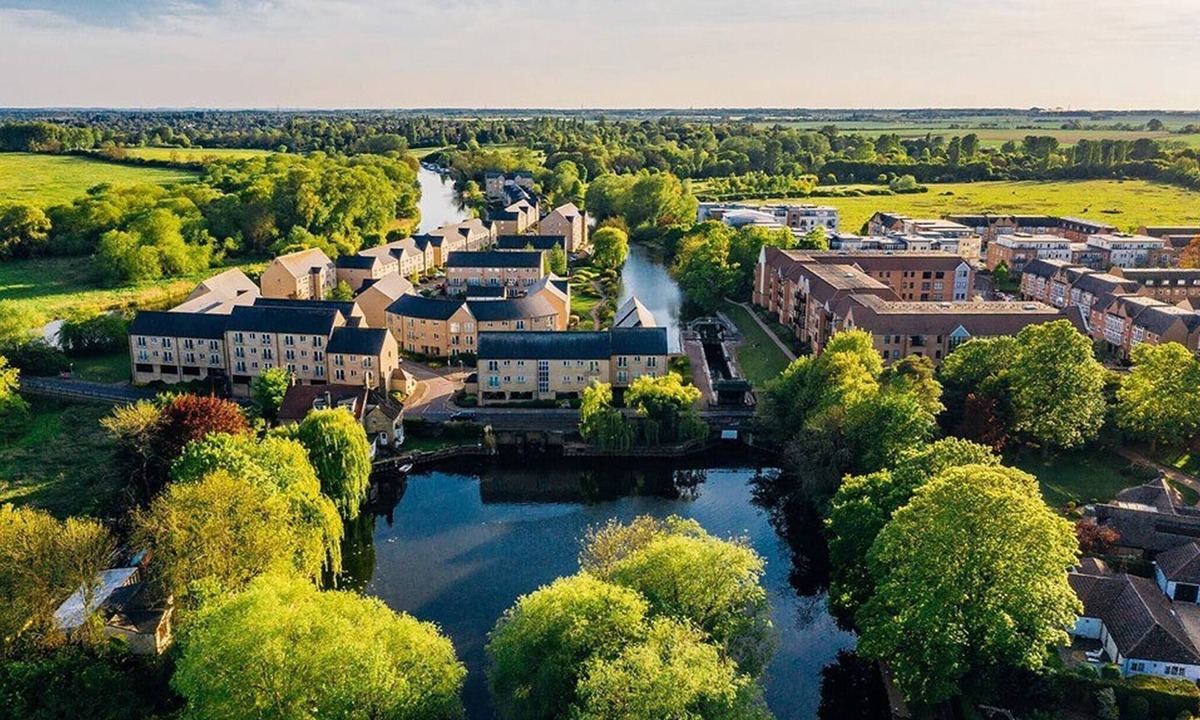 St Neots Apartment | Meadow View Apt 2BR & 2 Bath Parking Near St Neots
