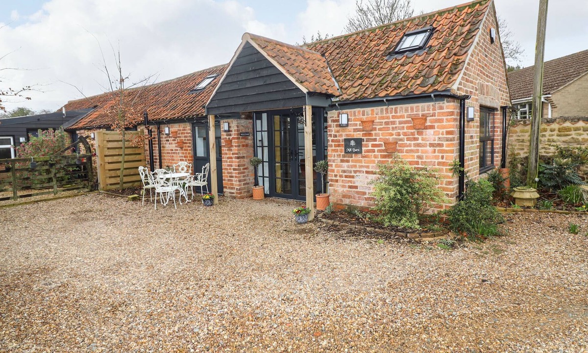 Barrowby Apartment | MILL BARN, character holiday cottage, with a garden in Barrowby