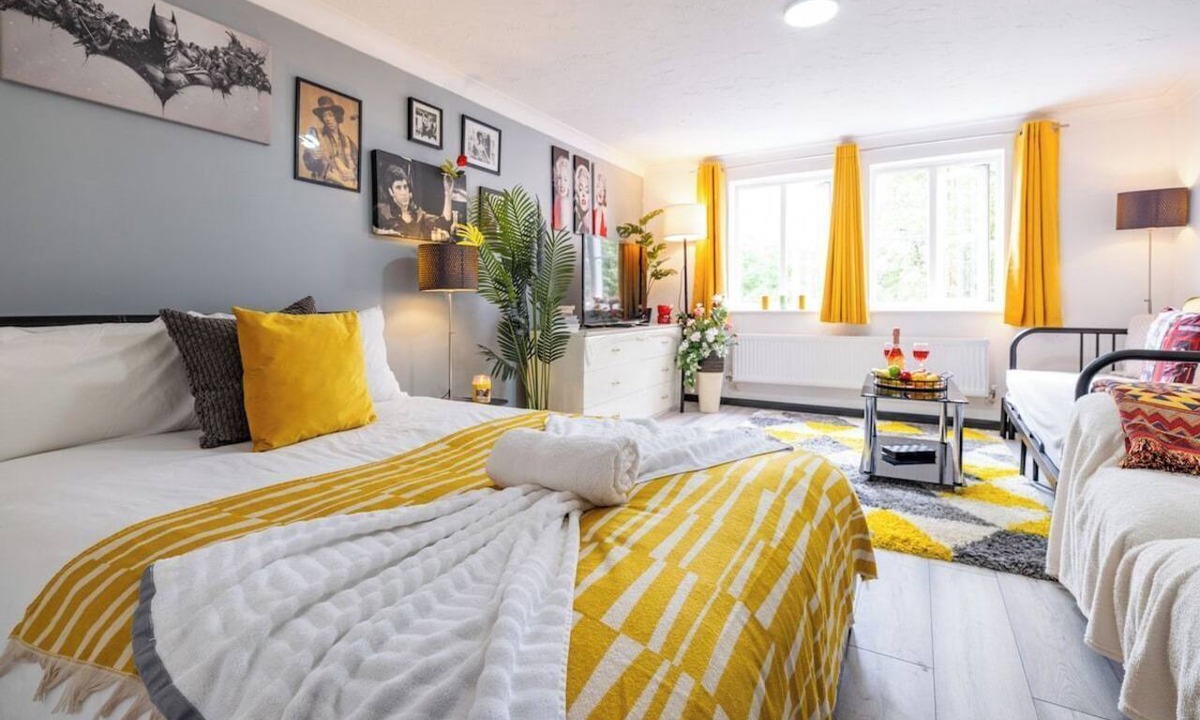 Milton Keynes House | Milton Keynes contractor-loved home free parking