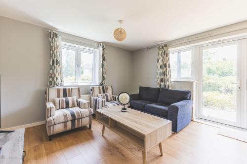 Townfield Apartment | Modern 2BDR Home Near Elizabeth Line and Heathrow
