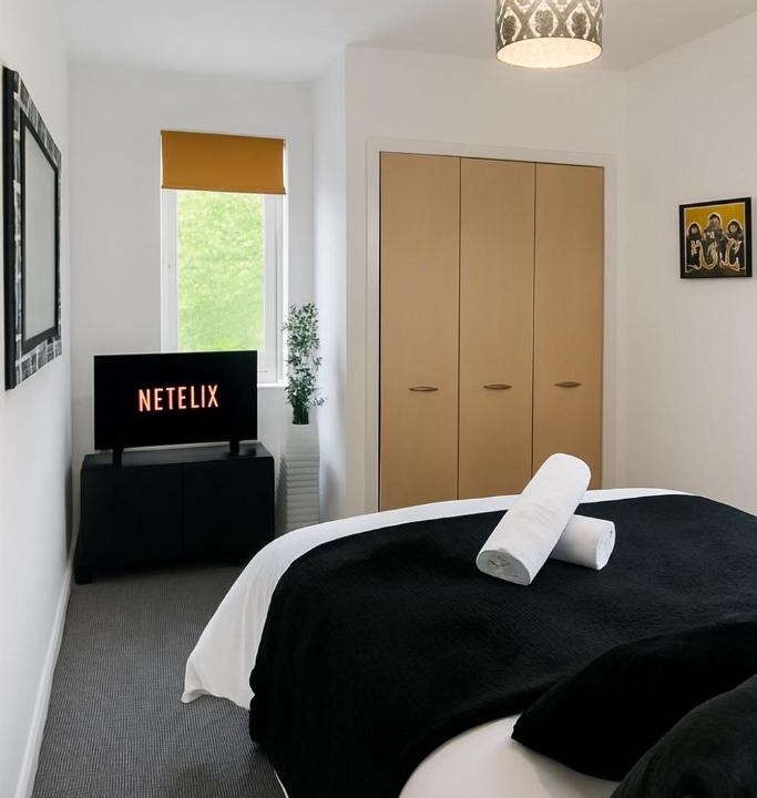 Trafford Apartment | Modern 2BR Aprt Sleeps 6 Parking ,Pet Welcome