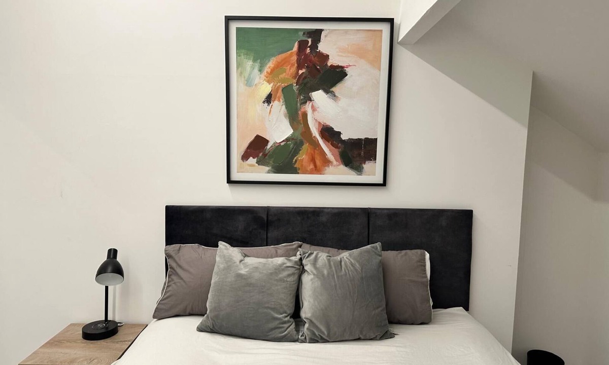 Bury House | Modern 3‑Bedroom Home in Bury — Premium Mattresses Blackout Blinds Ensuite M