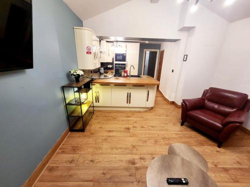 Huddersfield House | Modern 3-Bed Family Haven Wfree Parking