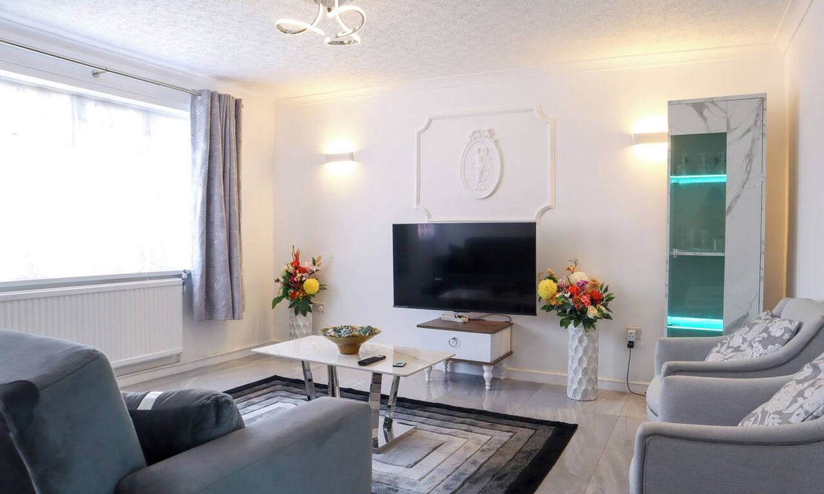Custom House House | Modern 3-Bed Home by ExCeL Centre & City Airport