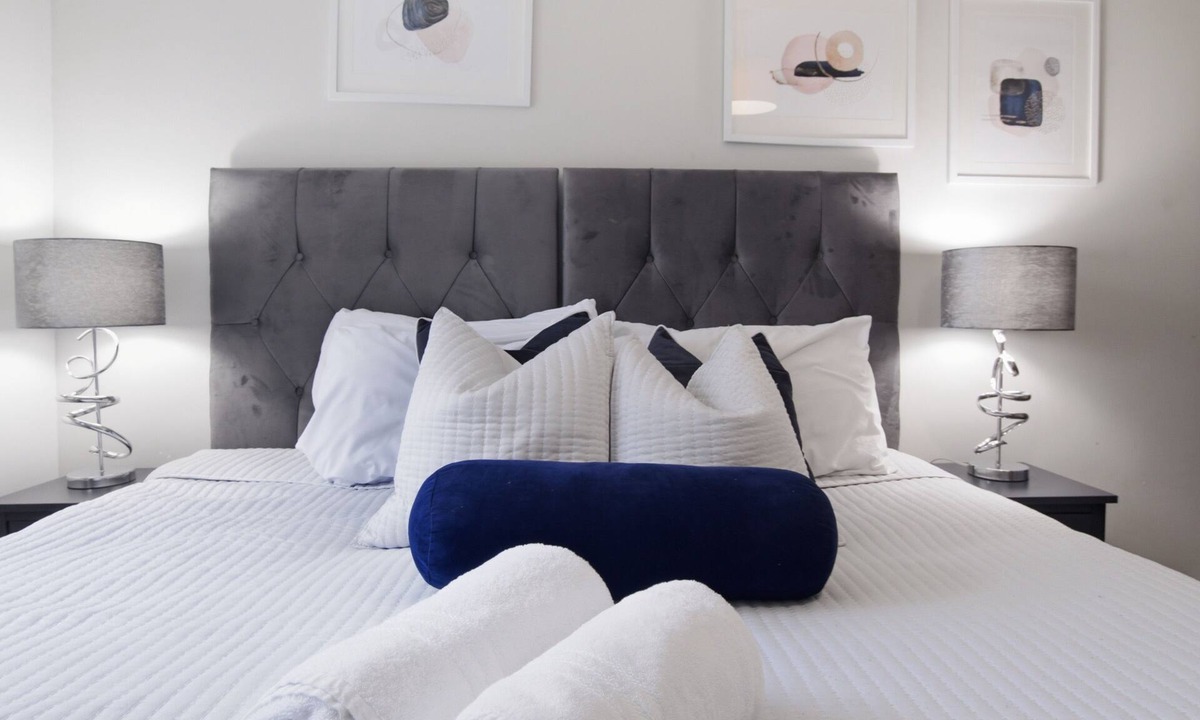 Milton Keynes House | Modern 3-Bed Home in Milton Keynes with Parking