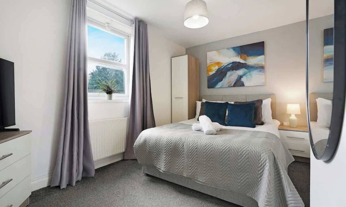 Middlesbrough House | Modern 3 Bed Home with Garden, Free Parking, Wi-Fi