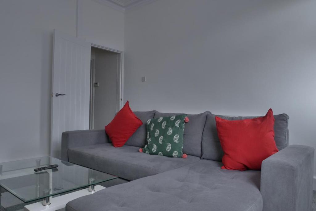 Worksop House | Modern 3BDR Home l Sleeps 5 l Free Parking l Close to Train station and Shops