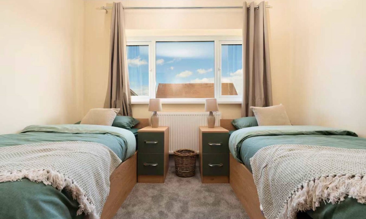 Little Hulton House | Modern 3BR Manchester Stay with Parking & WiFi