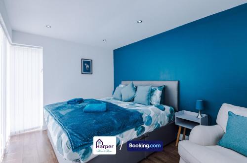 Buckley House | Modern 4-BR Home Sleeps 10 Ideal for Families Contractors & Groups