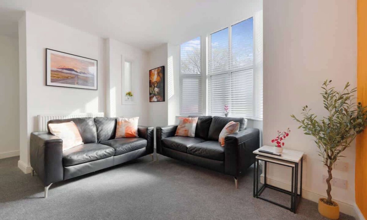 Thornaby On Tees Apartment | Modern 5 Bed Flat in Thornaby Road For Big Groups