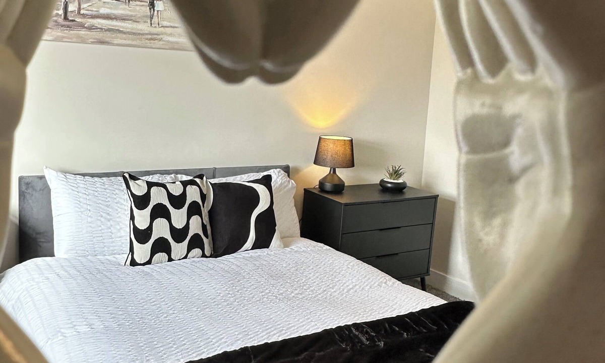 Hull House | Modern 6 En-Suite Bedroom House Near Salt End.