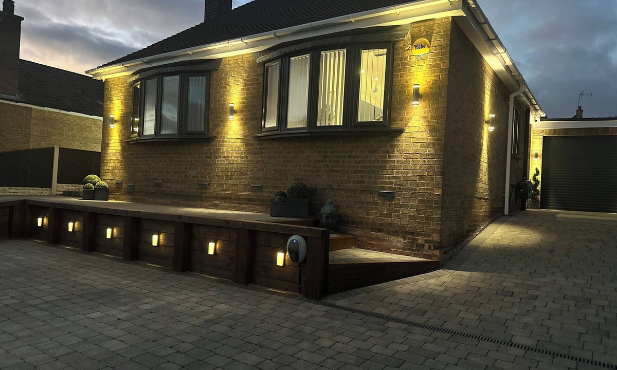 Sherwood Forest House | Modern Bungalow with Hot Tub & Outdoor Cinema