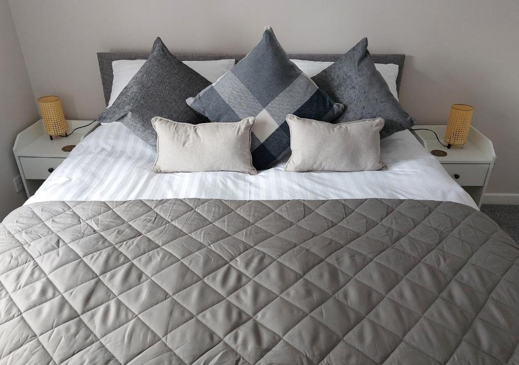 Chester Apartment | Modern Chester appartment, free parking, garden views, close to city centre