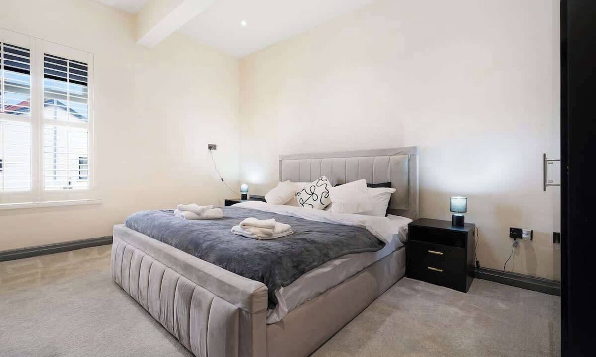 Westhoughton Condo | Modern City Apartment | Sleeps 4 by Stay With Us