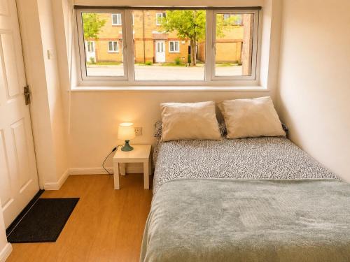 Milton Keynes Apartment | Modern Cosy Studio - Easy Access - Workspace - Parking