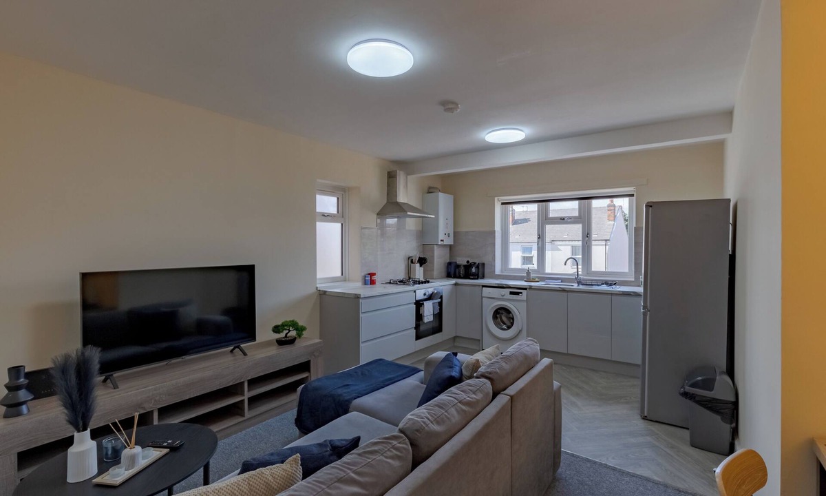 Smethwick Apartment | Modern Cozy 2BR- Private Parking- Near WBA