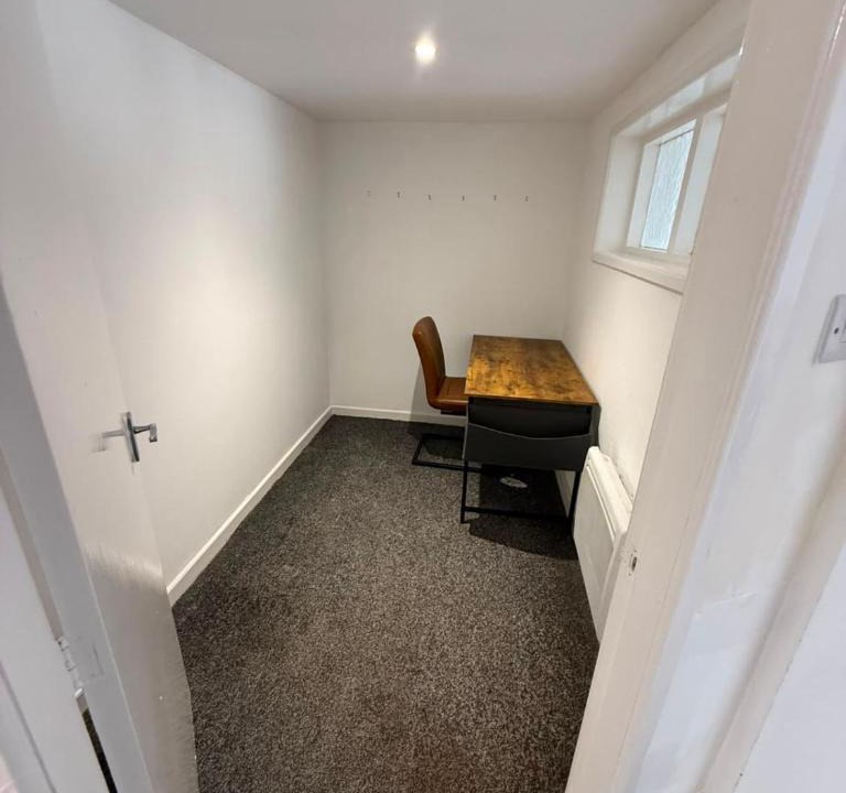 Watford House | Modern Family Home with Free Parking