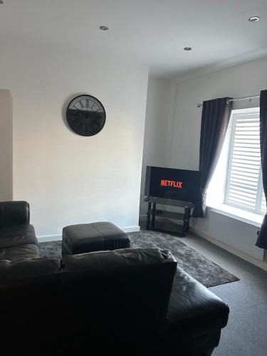 Oldham Apartment | Modern flat in Oldham - contractor friendly Flat 2