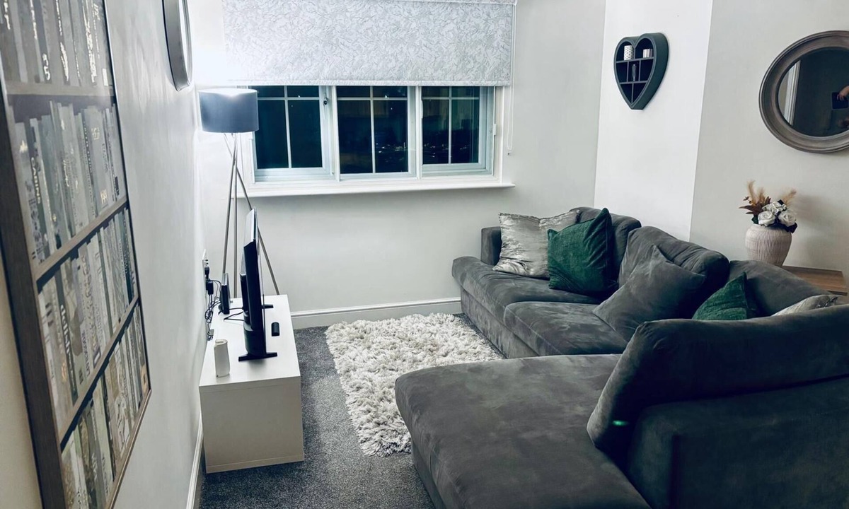 Mirfield Apartment | Modern one bed apartment next to mirfield train station free parking and WiFi