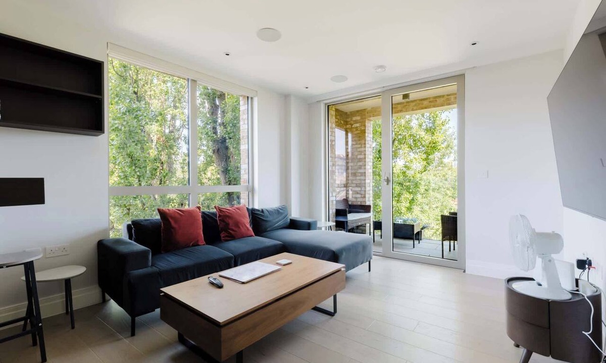 Kilburn Apartment | Modern Parkside Flat with Balcony in Kilburn