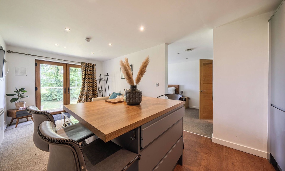 Morcott Apartment | Modern Peaceful Open Plan 1-bed Apartment Rutland