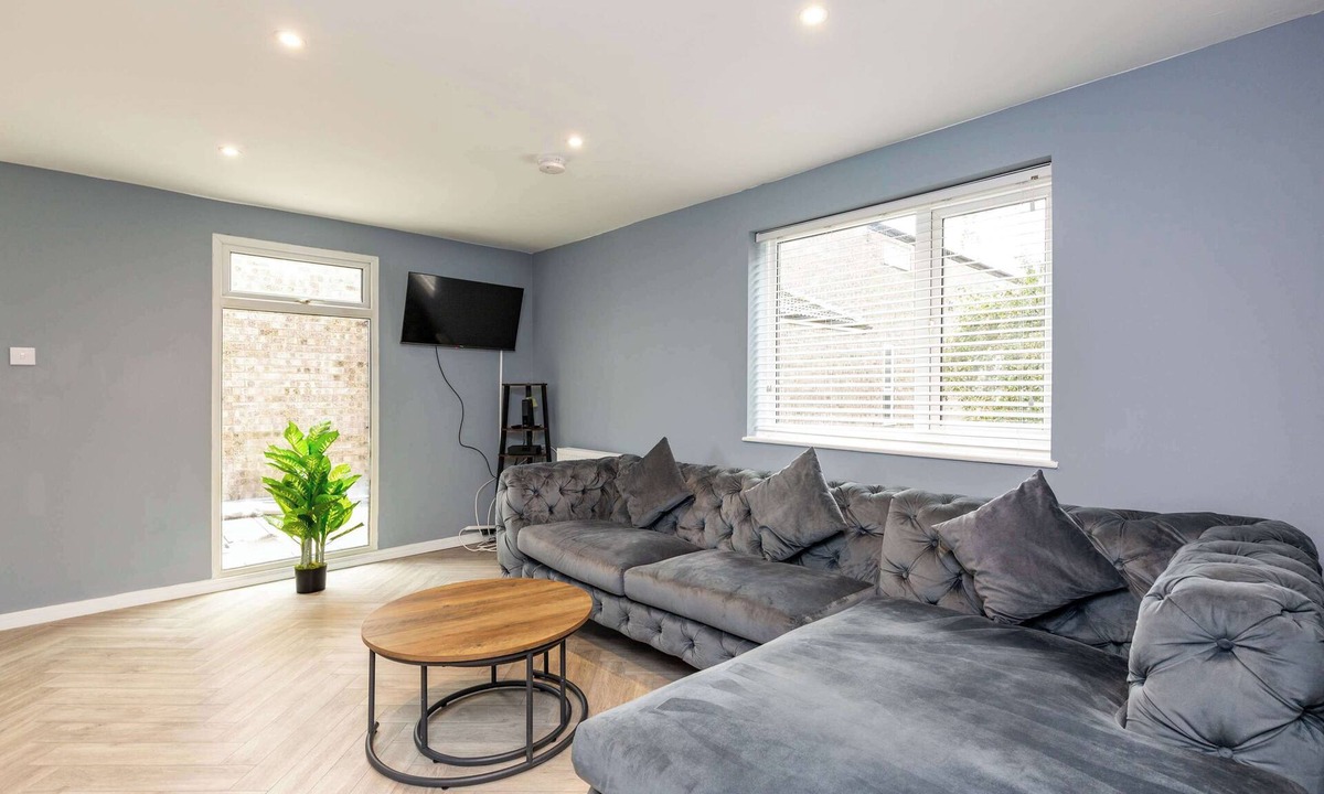 Peterborough House | Modern & Stylish 3 Bedroom Home in Peterborough