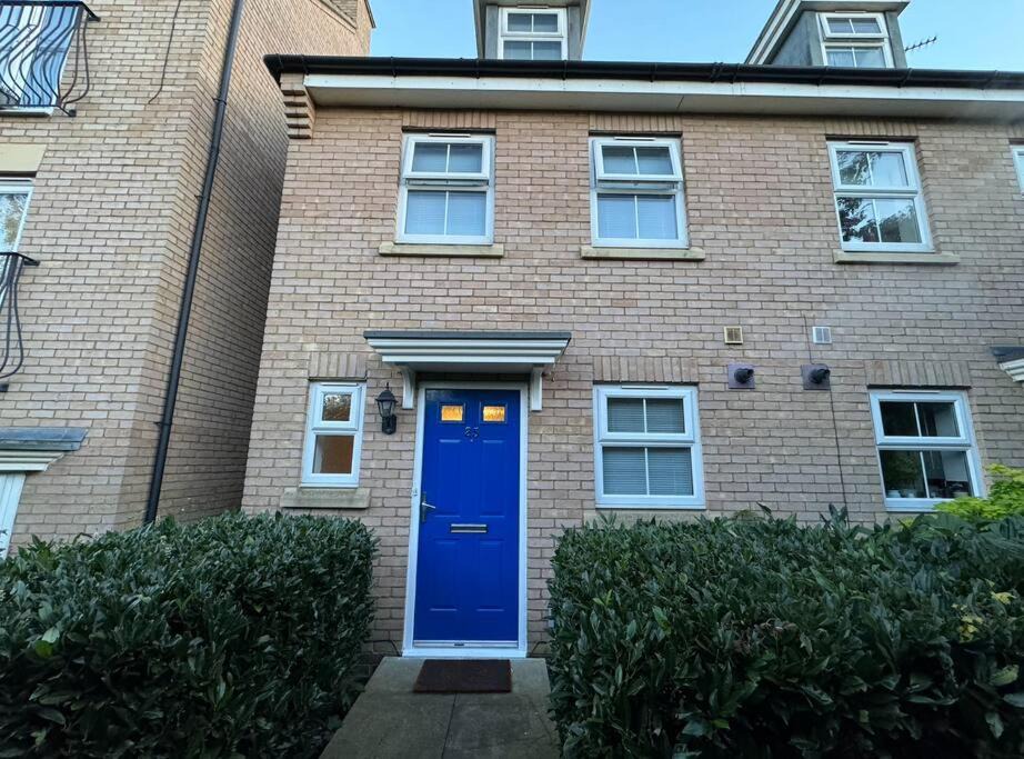Wellingborough House | Modern TownHouse - 3 bed 2.5 bath 2 Private Gated Parking