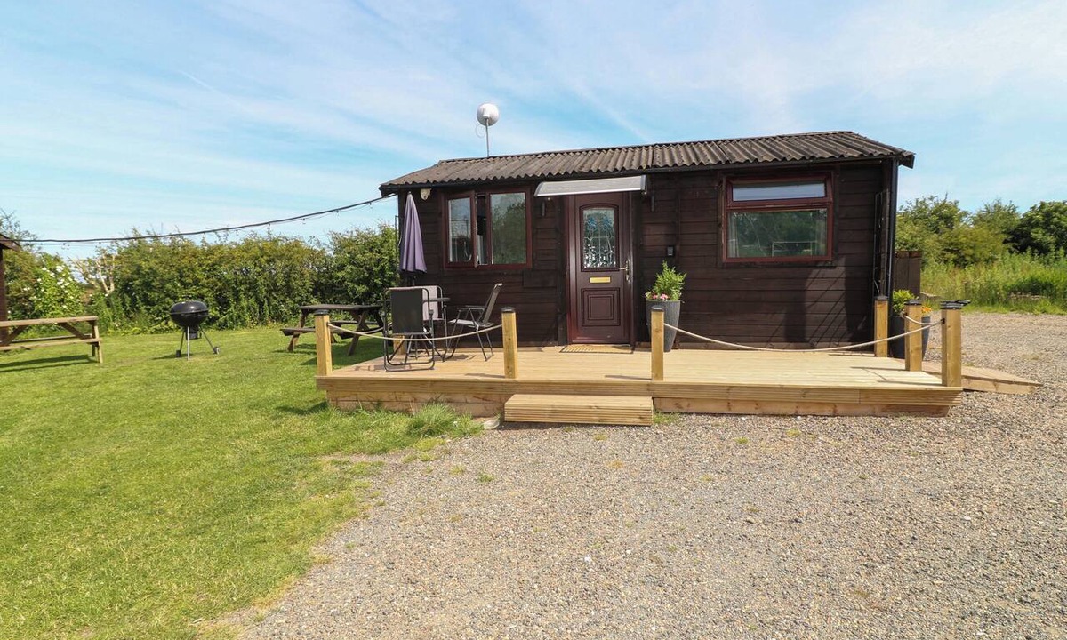 Holton Le Clay Cottage | MOORHEN LODGE, pet friendly, with a garden in Market Rasen
