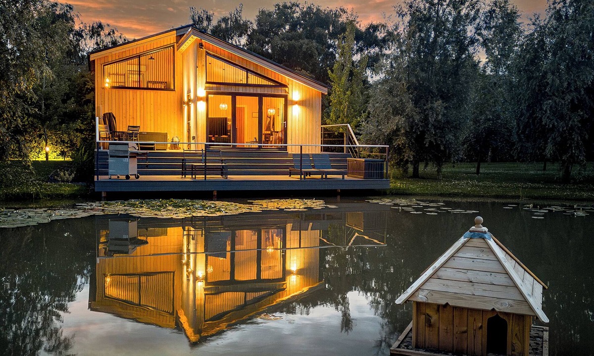 Frampton Ski Chalet | Muntjac Lakeside Lodge