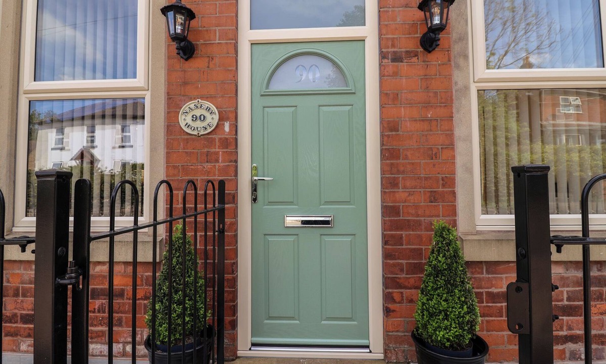 Alfreton Cottage | NASEBY HOUSE, pet friendly, with a garden in Alfreton