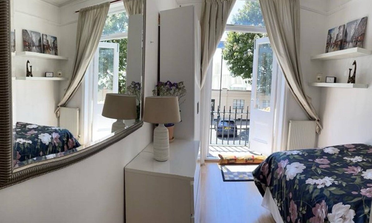 Westbourne Green Apartment | Near Oxford Street, Hyde Park, Lovely 3 Bedrooms, 2 Bath, Balcony Mansion Block,