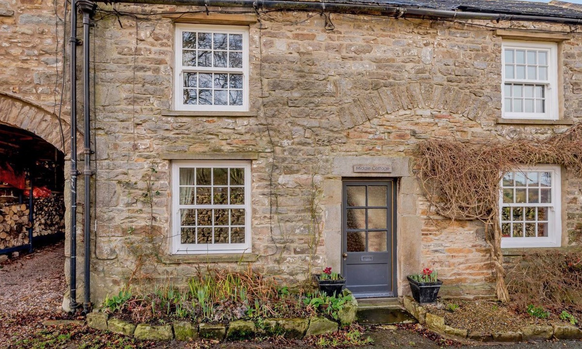 Leyburn Cottage | Nestled in the pretty village of West Burton, this cosy cottage has walks from the door and is close