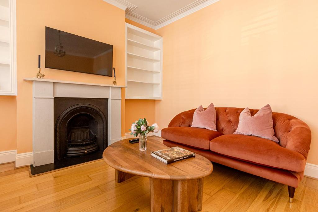 Brondesbury Park Apartment | New! Cosy 2BR Victorian Flat, Mins to Tube
