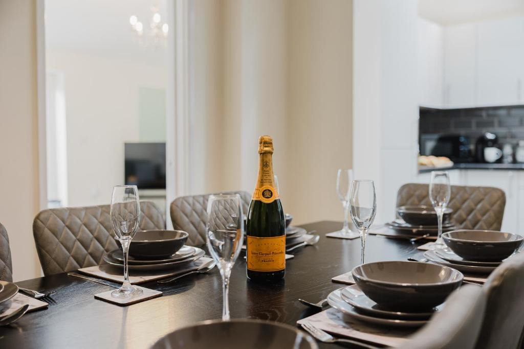 Leamington Spa House | NEW! Large 5BR 3BA Home Leamington Spa Driveway Parking WI-FI