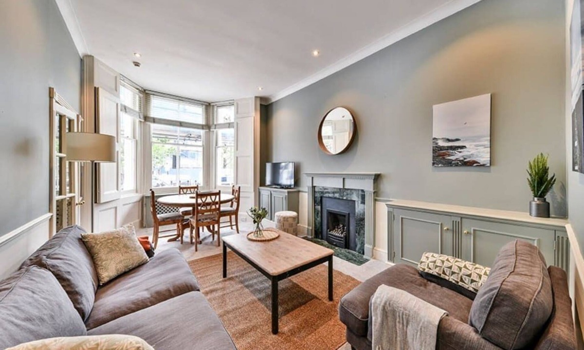 Campden Apartment | New listing! Classic Kensington home