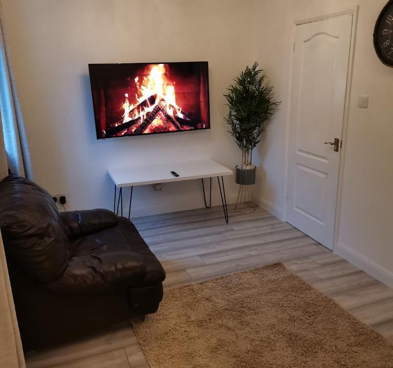 Wellingborough Apartment | Newly Renovated Cosy 1 bed flat, 4 minutes walk to Town Centre, 3 minutes walk to the train station, Free parking, Modern, fresh and spacious living room, Netflix ready smart TV, Wifi