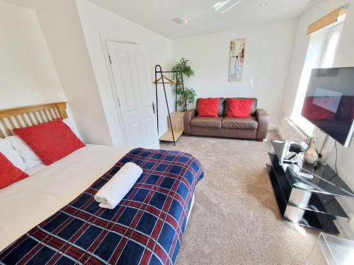 Bletchley Apartment | NightRest Homes 6 Bedroom House- Smart TV In each Room - Parking - Wifi -Milton Keynes