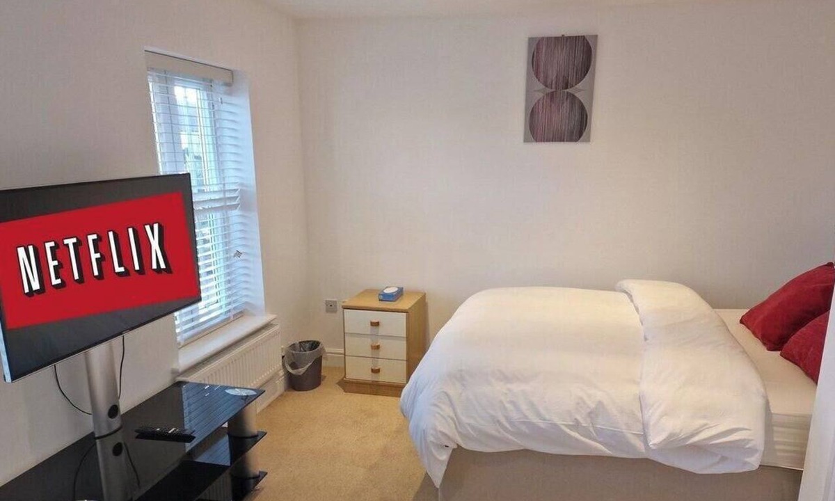 Bletchley House | NightRest Homes 6 Bedroom Short & Long Term Stay