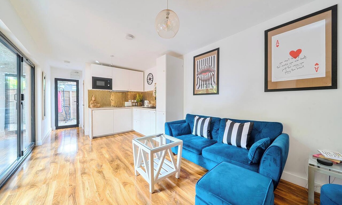 Wilford Cabin | Nottingham Cabin Sleeps 4 - Free Parking & WiFi