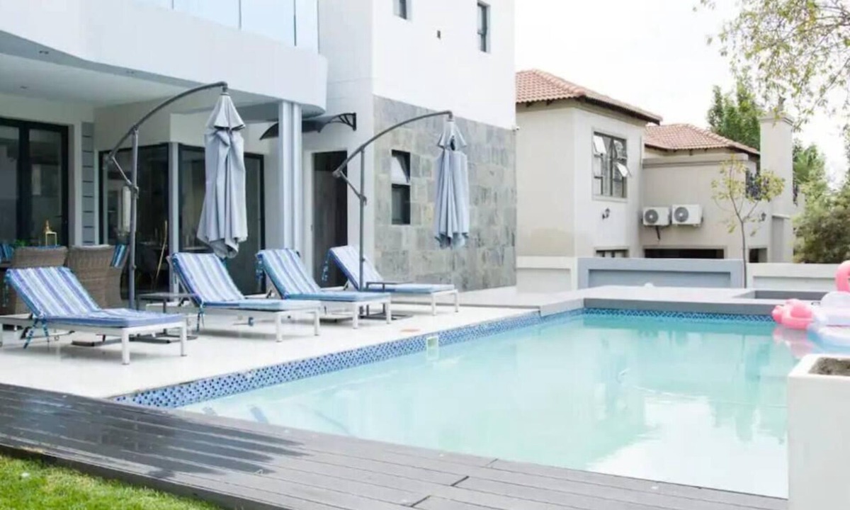 Greater Johannesburg Metropolitan Area Villa | Nova Villa Broadacres - 4 Bedroom Villa - Pool, Jacuzzi, Fire Place & More