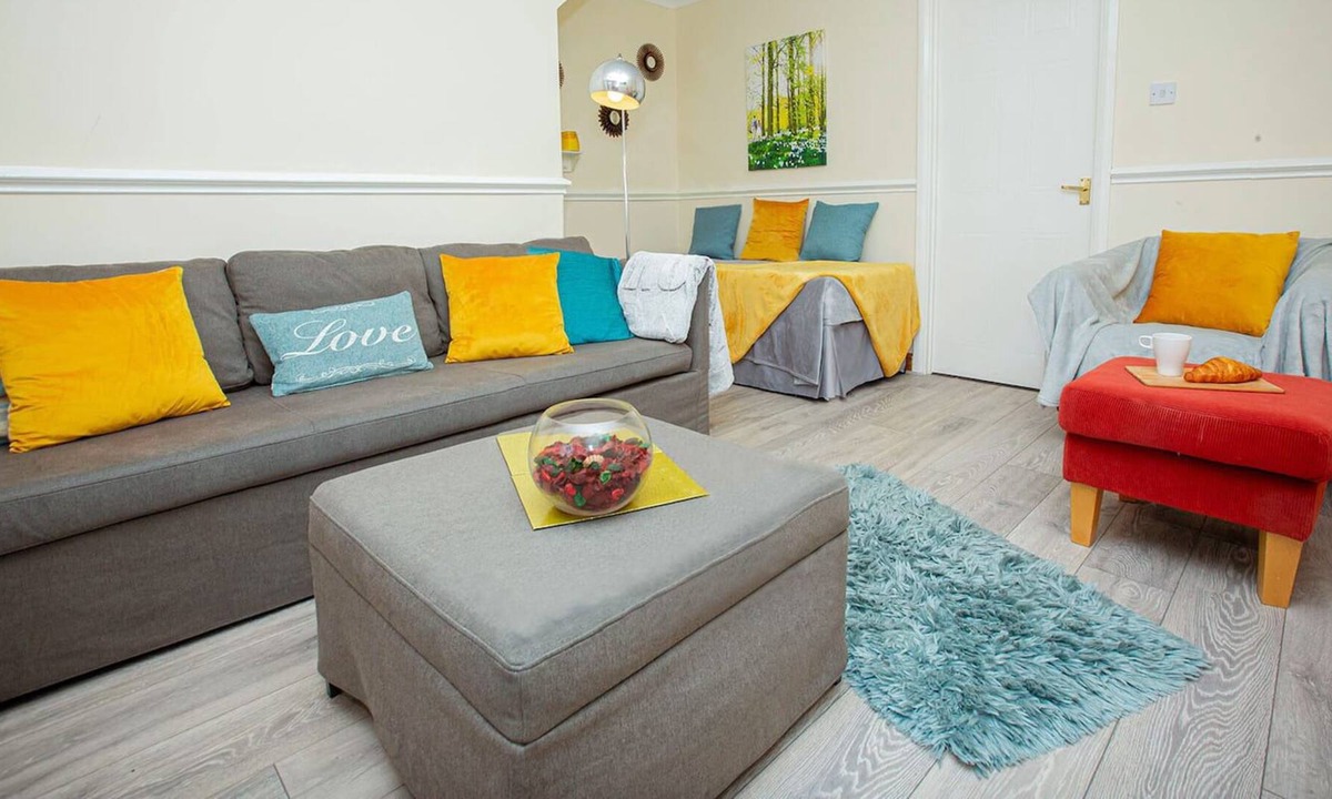 Corby House | Oakley View 5 Person Comfortable Accommodation