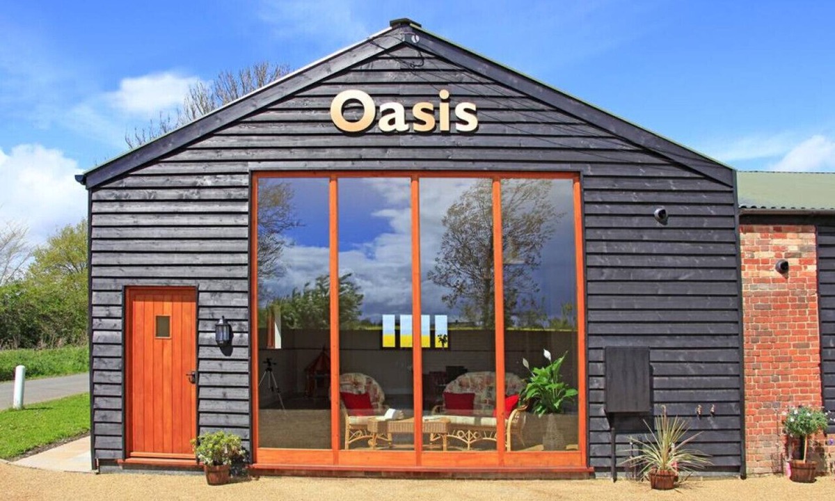 Halesworth House | Oasis Barn - Six Bedroom House, Sleeps 12