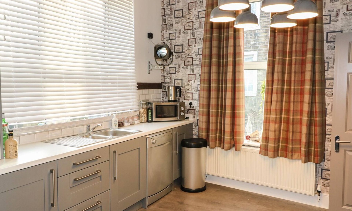Greetland Cottage | ONE EIGHT THREE GUEST COTTAGE, family friendly in Holywell Green