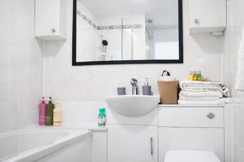South Ockendon Apartment | Onyx Place Spacious 3BR Home l Fast London Commute l Parking