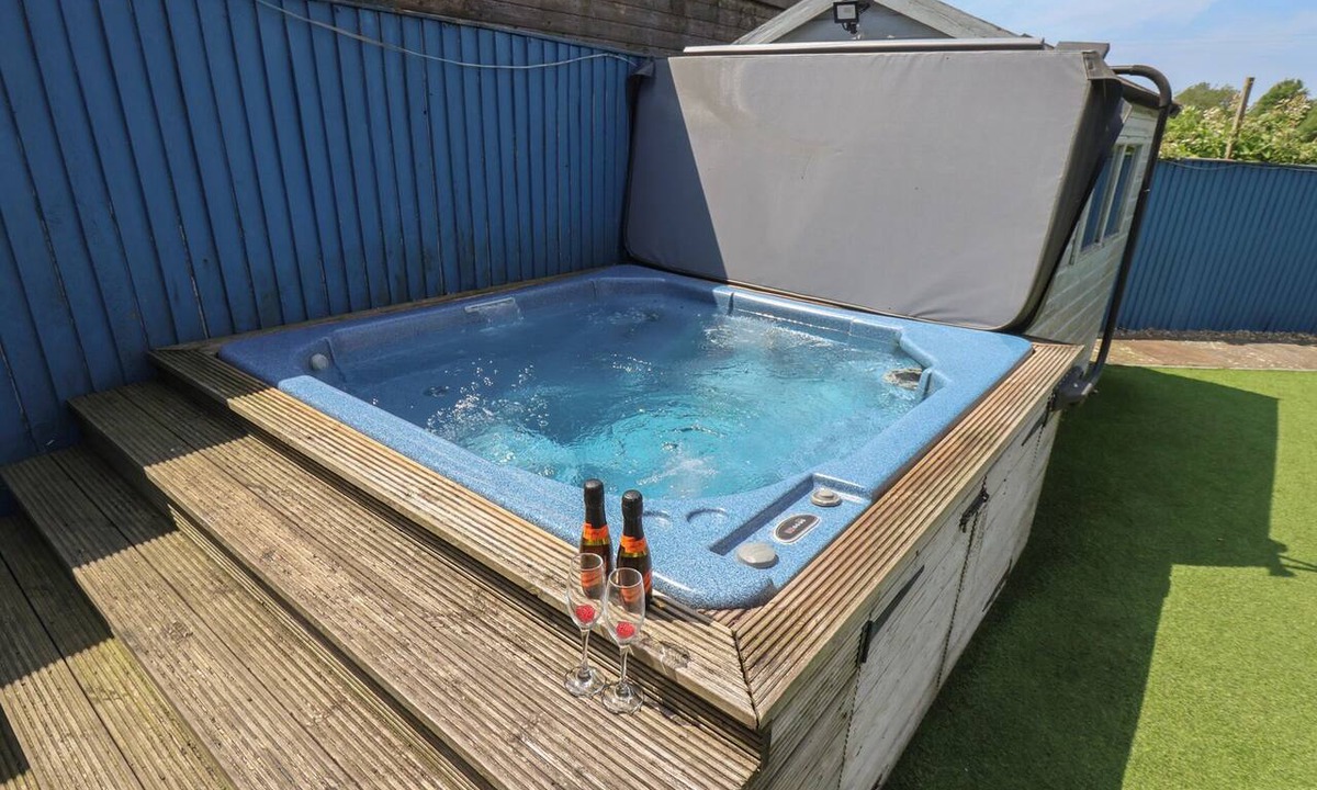 Kirby Misperton Cottage | OVERCARR COTTAGE, pet friendly, with hot tub in Pickering