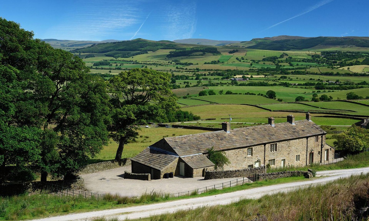 Skipton House | Pair of stunning cottages sleeping 14 with access to an award winning wellbeing resort