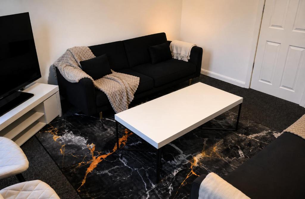 Parkgate House | Parkgate Rotherham 2BR Stay - Tram Link to Sheffield, Sleeps 7
