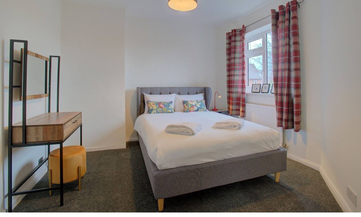 Baguley House | Pass the Keys | Gorgeous 3 Bed Home Near Manchester Airport