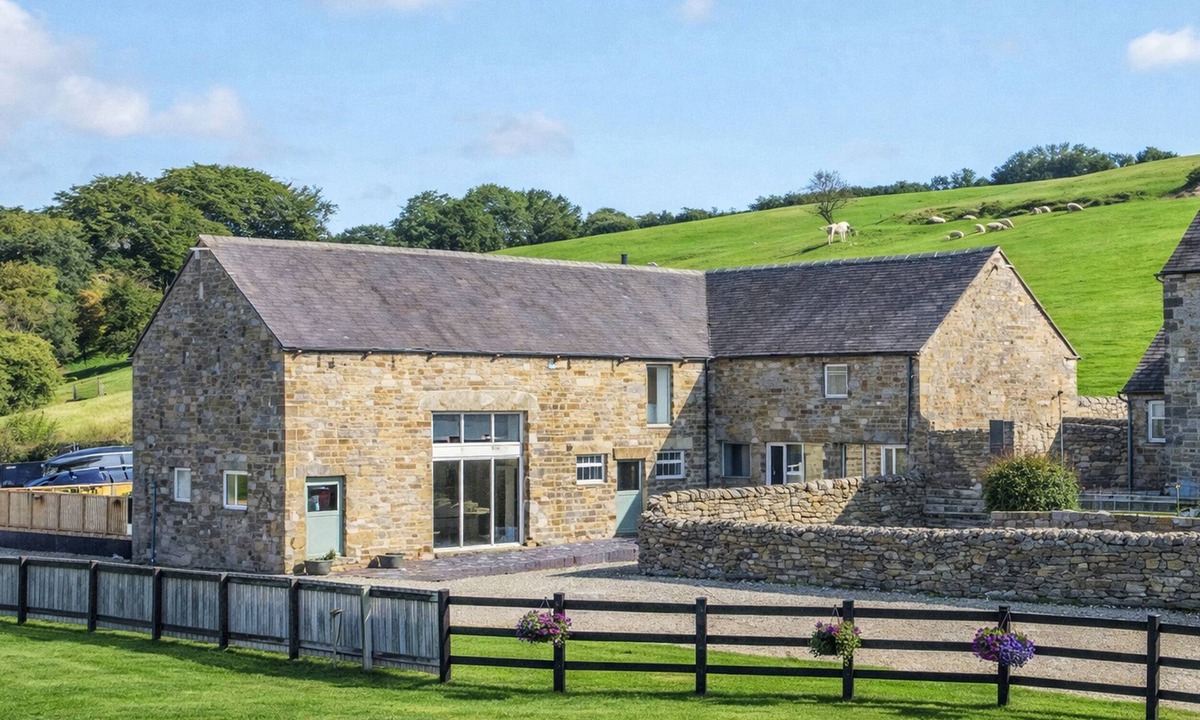 Leek Cottage | PASTURES BARN, pet friendly, character holiday cottage in Leek