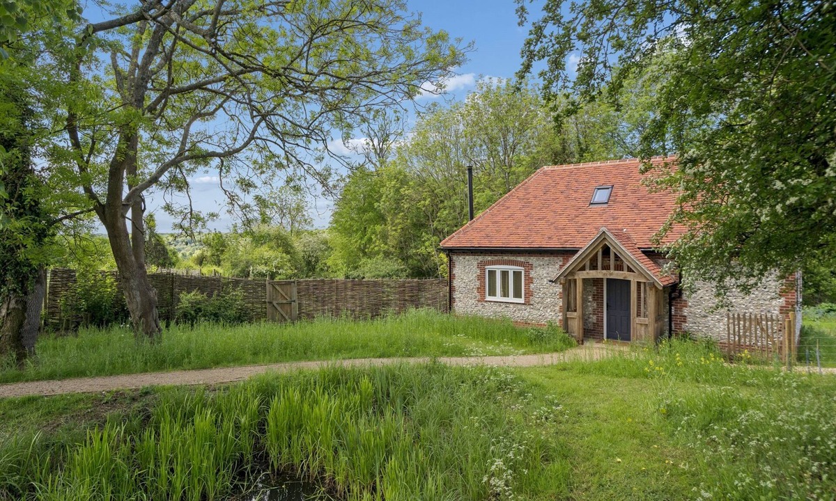 Stokenchurch House | Peaceful Farm Stay Escape in Buckinghamshire - Pass the Keys